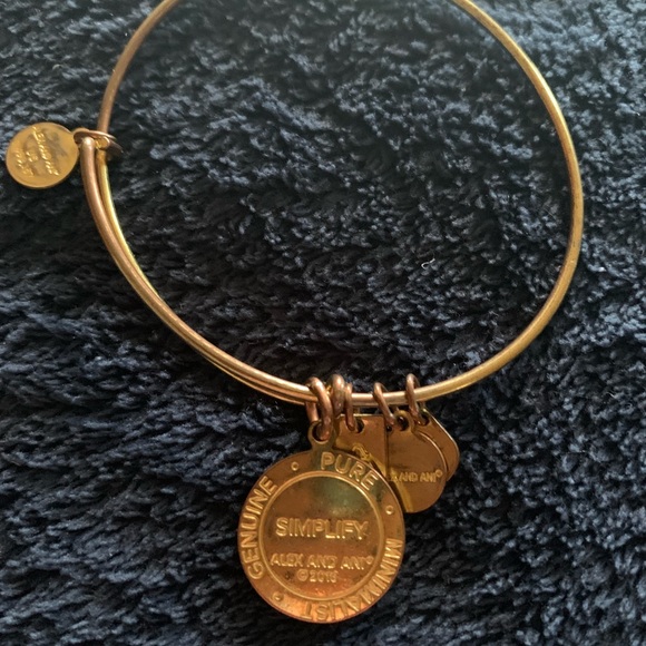 Gold Simplify bracelet - Picture 2 of 2